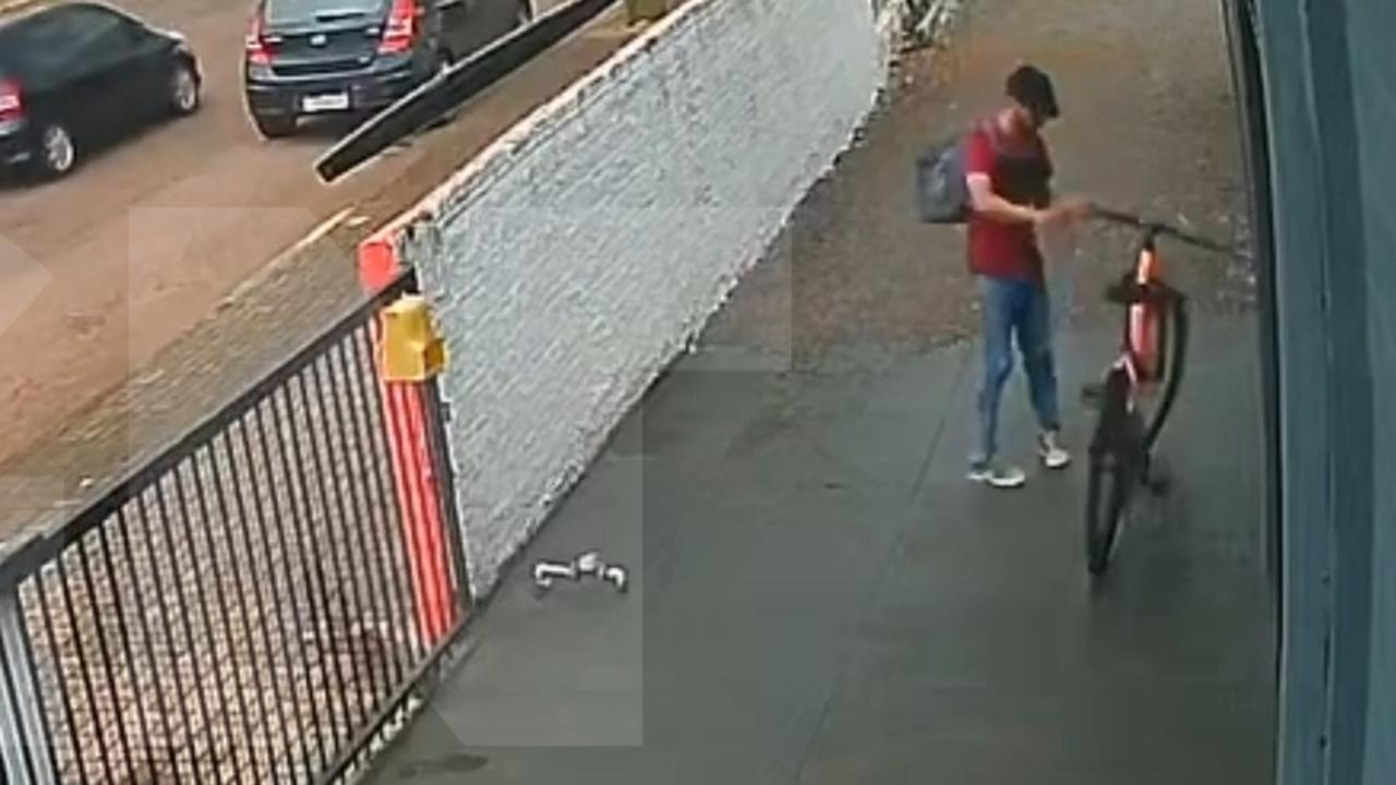 Homem entra em estabelecimento e furta bicicleta na Avenida Piquiri, em Cascavel