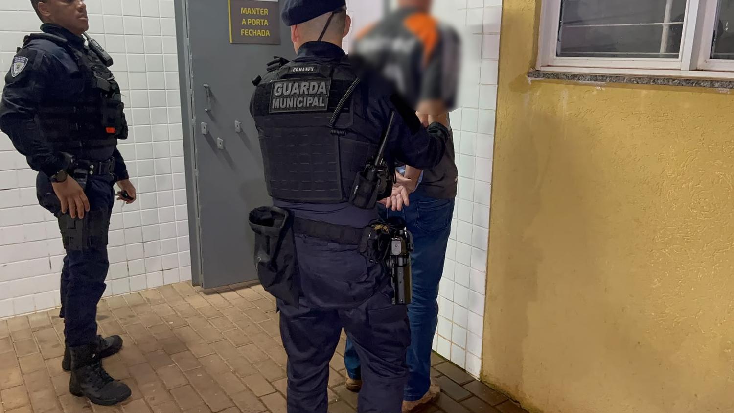 Homem é preso após ameaças em posto de combustíveis no Centro