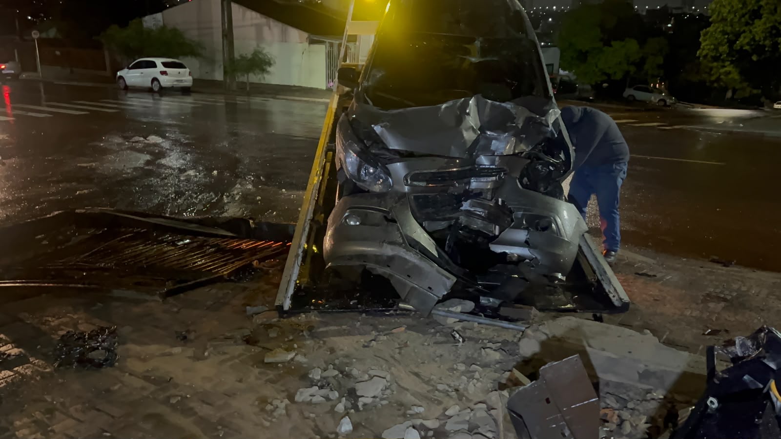 Motorista derruba muro após acidente no Santa Cruz