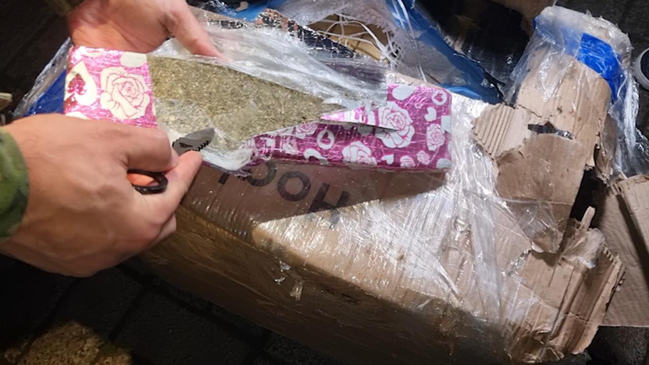 Quase uma tonelada de maconha é encontrada escondida em carga de caminhão em Cascavel