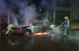 Fumaça no painel termina em incêndio e destruição total de carro em Cascavel