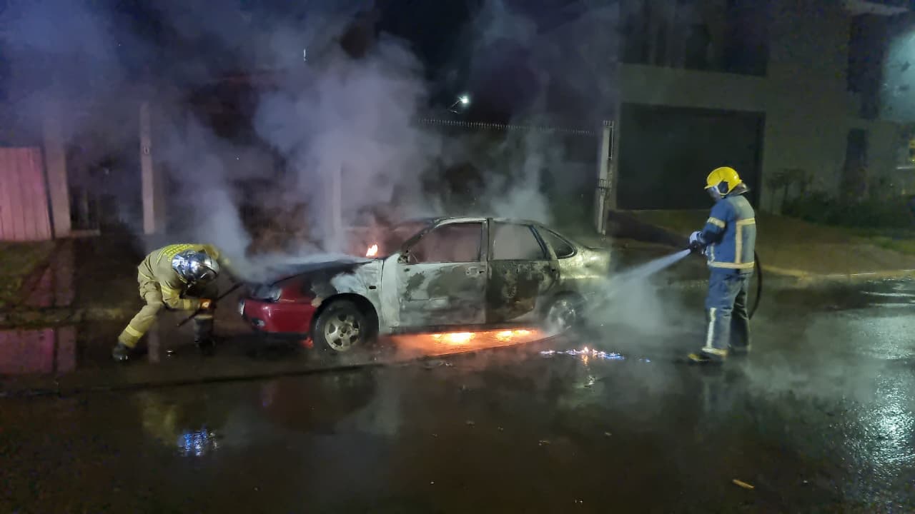 Fumaça no painel termina em incêndio e destruição total de carro em Cascavel