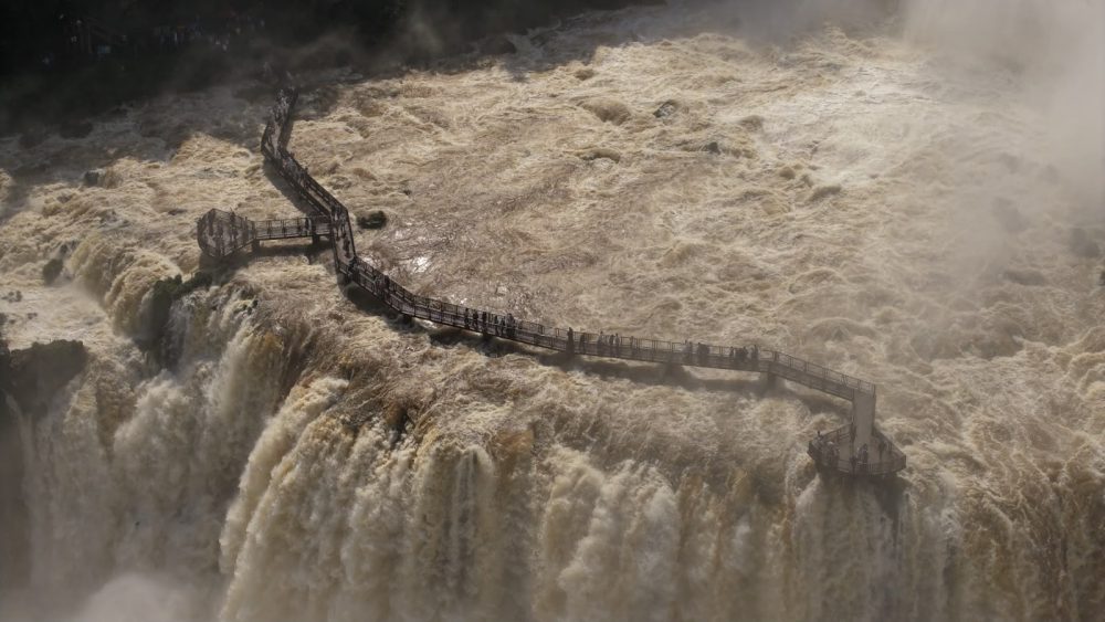 Impressionante: vazão nas Cataratas do Iguaçu chega a quase seis vezes a média e passarela é interditada Imagem referente a Impressionante: vazão nas Cataratas do Iguaçu chega a quase seis vezes a média e passarela é interditada