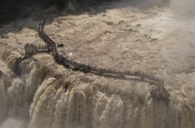 Impressionante: vazão nas Cataratas do Iguaçu chega a quase seis vezes a média e passarela é interditada