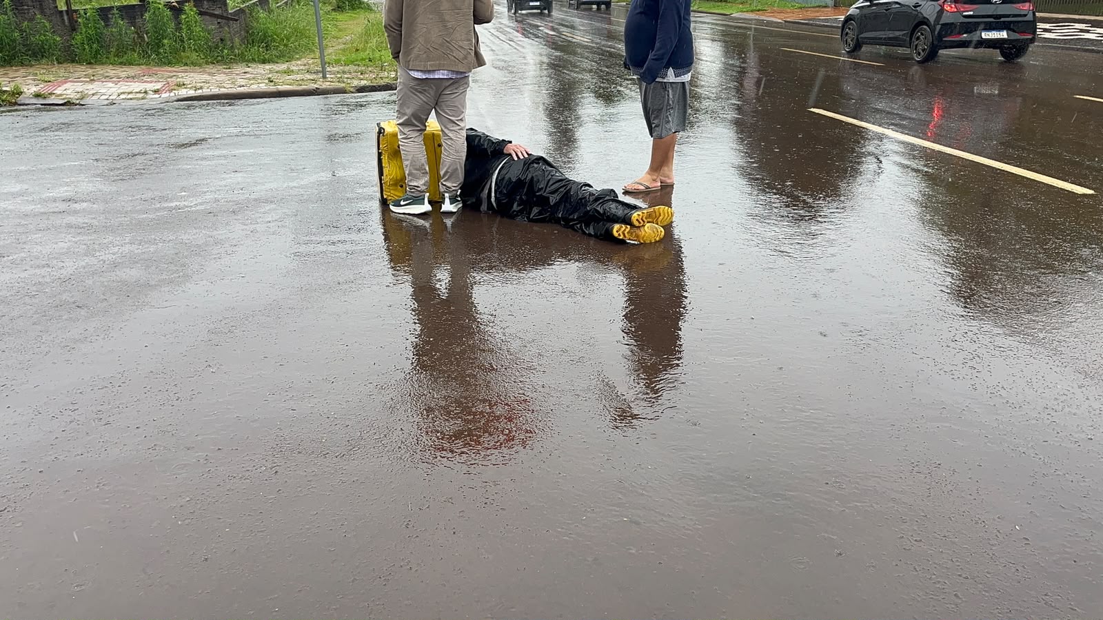 Ranger e CG Titan se envolvem em colisão na esquina das Ruas Antonina e Pedro Ivo