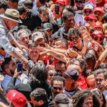 Lula afirma que PT entrará na Justiça contra suspensão de canal Imagem relativa a Lula afirma que PT entrará na Justiça contra suspensão de canal