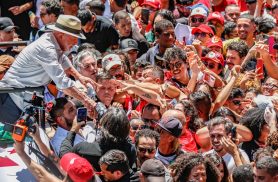 Lula afirma que PT entrará na Justiça contra suspensão de canal