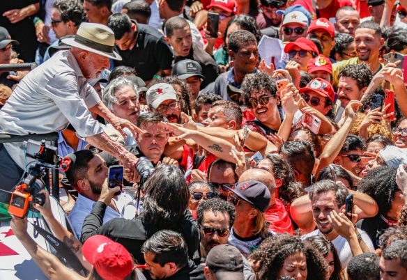 Lula afirma que PT entrará na Justiça contra suspensão de canal