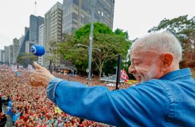 Ato pela reeleição de Lula leva milhares à Avenida Paulista