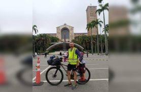 Movido pela fé, caminhoneiro de Cascavel enfrenta chuva e pedala até Aparecida para cumprir promessa