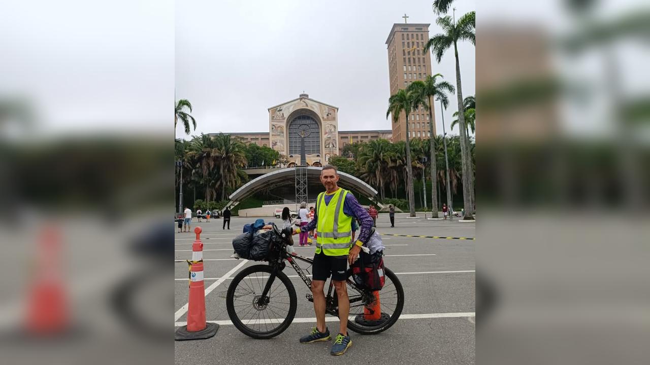 Movido pela fé, caminhoneiro de Cascavel enfrenta chuva e pedala até Aparecida para cumprir promessa