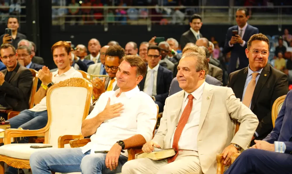 Imagem referente a Flávio passa domingo reunido com prefeitos e vereadores de São Paulo