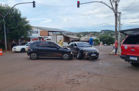 Homem de 51 anos fica ferido após batida entre Fiat Linea e Celta em Cascavel
