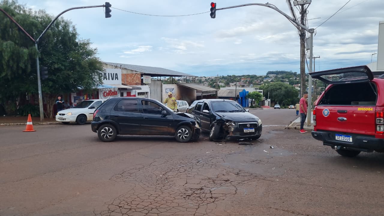 Homem de 51 anos fica ferido após batida entre Fiat Linea e Celta em Cascavel