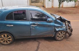 Nissan March é encontrado abandonado e danificado em Cascavel