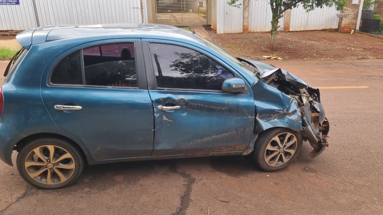 Nissan March é encontrado abandonado e danificado em Cascavel