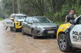 Vizinhos escutam disparos e encontram homem morto a tiros ao lado de carro alugado
