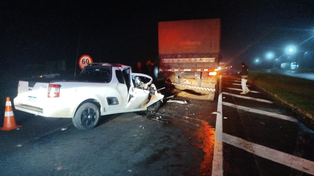Imagem referente a Motorista fica ferido após Montana bater na traseira de veículo de carga na BR-376