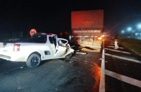 Motorista fica ferido após Montana bater na traseira de veículo de carga na BR-376