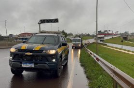 Caminhoneiro foge após batida com Fox e Cruze no Trevo Cataratas, em Cascavel