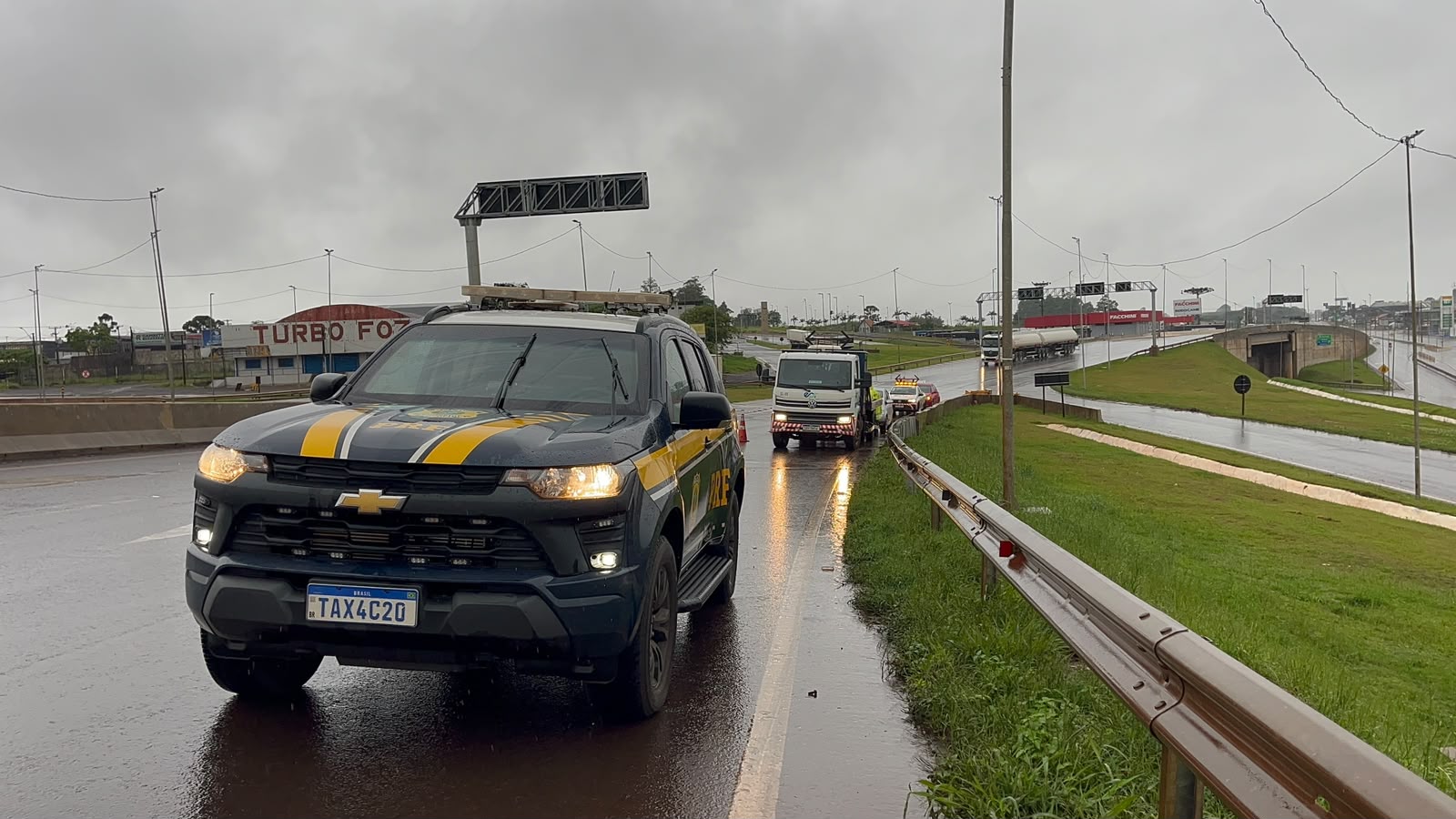 Caminhoneiro foge após batida com Fox e Cruze no Trevo Cataratas, em Cascavel