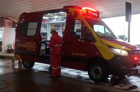 Chave fica cravada na mão de mulher após queda em escada no Aeroporto de Cascavel
