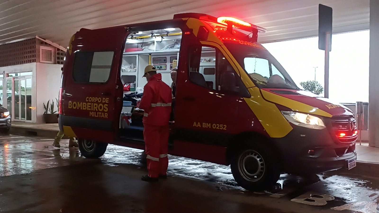 Chave fica cravada na mão de mulher após queda em escada no Aeroporto de Cascavel
