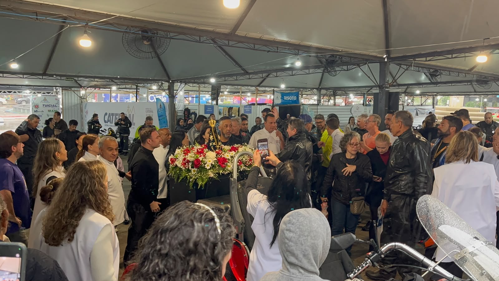 Chuva não impede motociata em homenagem a Nossa Senhora Aparecida em Cascavel