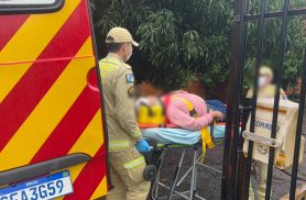 Idosa de 84 anos fica ferida após passar mal e cair no pátio de casa em Cascavel