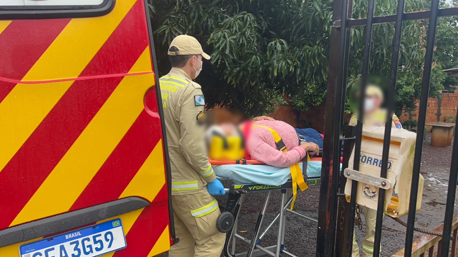 Idosa de 84 anos fica ferida após passar mal e cair no pátio de casa em Cascavel