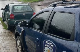 Veículo furtado é encontrado abandonado pela Guarda Municipal no Bairro Santa Cruz, em Cascavel