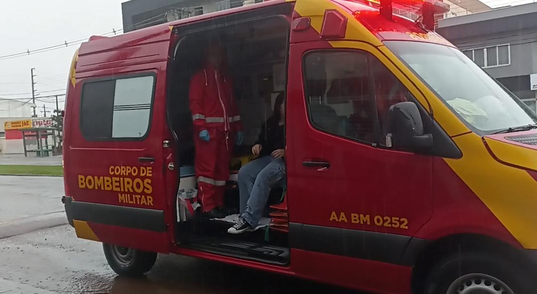 Jovem de 19 anos fica ferida após cair de Honda CG na Avenida Brasil