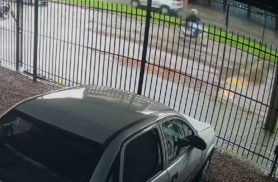 Câmera flagra queda de motociclista de 19 anos após frenagem em quebra-mola em Cascavel