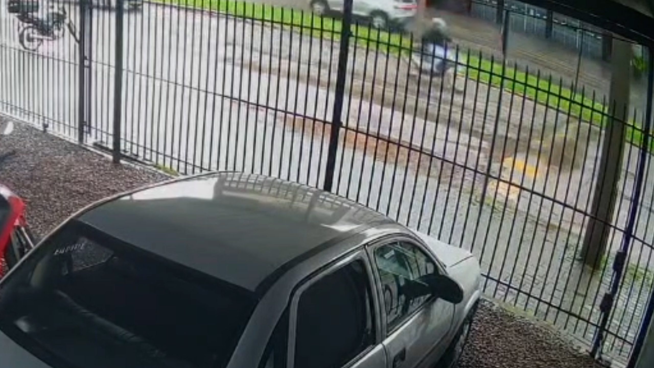 Câmera flagra queda de motociclista de 19 anos após frenagem em quebra-mola em Cascavel