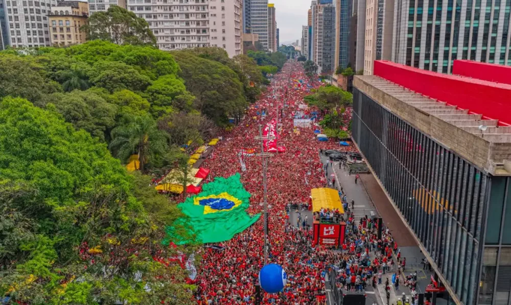 Imagem referente a Campanha de Lula aciona TSE após post falso sobre comício na Paulista