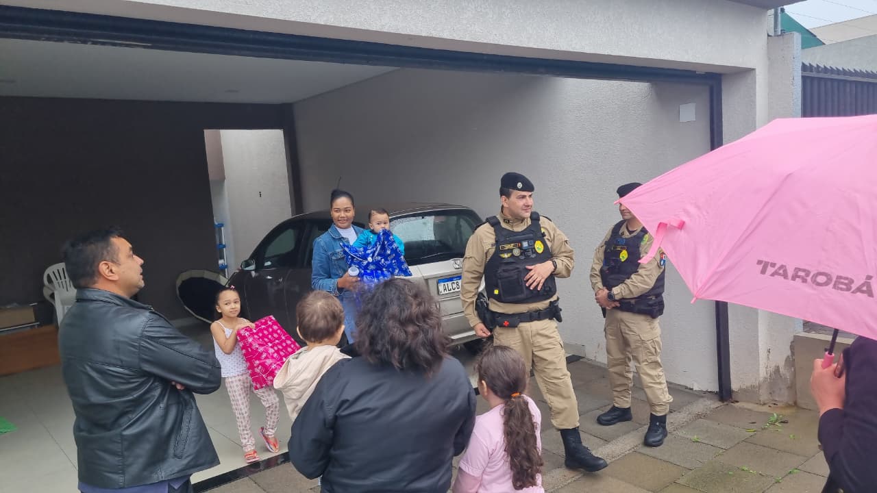 Polícia Militar realiza ação solidária de Dia das Crianças em Cascavel