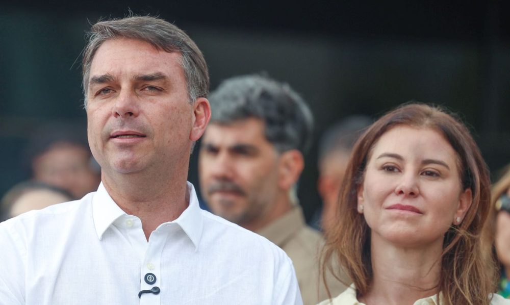 Imagem referente a Flávio Bolsonaro participa de missa na Catedral de Brasília