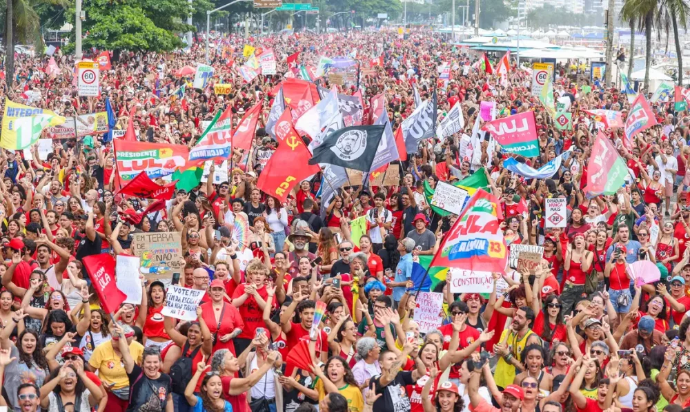 Imagem referente a Milhares ocupam Copacabana em ato pela democracia e em apoio a Lula