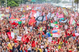 Milhares ocupam Copacabana em ato pela democracia e em apoio a Lula