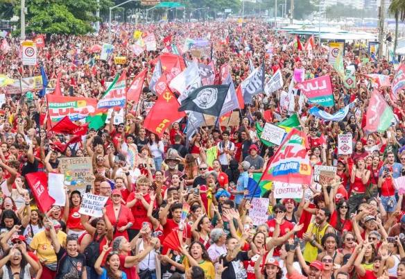 Milhares ocupam Copacabana em ato pela democracia e em apoio a Lula