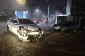 Chuva intensa e cruzamento alagado marcam colisão entre dois carros no Centro de Cascavel