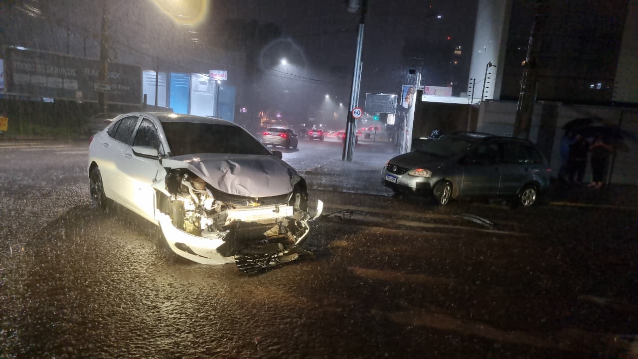 Chuva intensa e cruzamento alagado marcam colisão entre dois carros no Centro de Cascavel