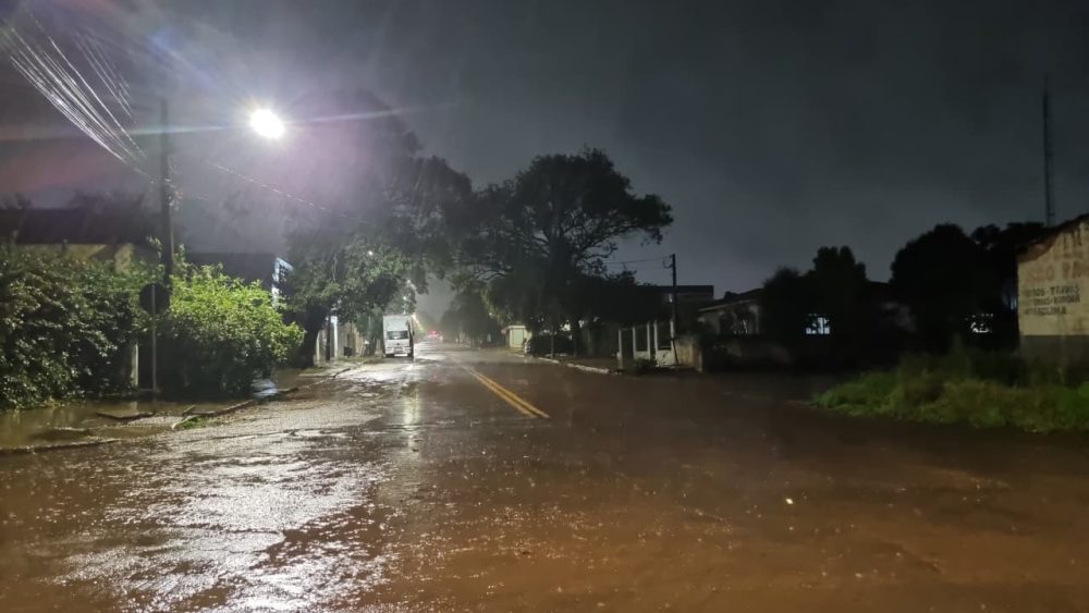 Imagem referente a Cascavel tem alerta laranja de tempestade com ventos de até 100 km/h até 23h59 de terça-feira