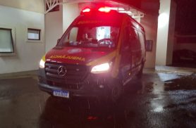 Motociclista cai na marginal da PRC-467 durante entrega e temporal em Cascavel