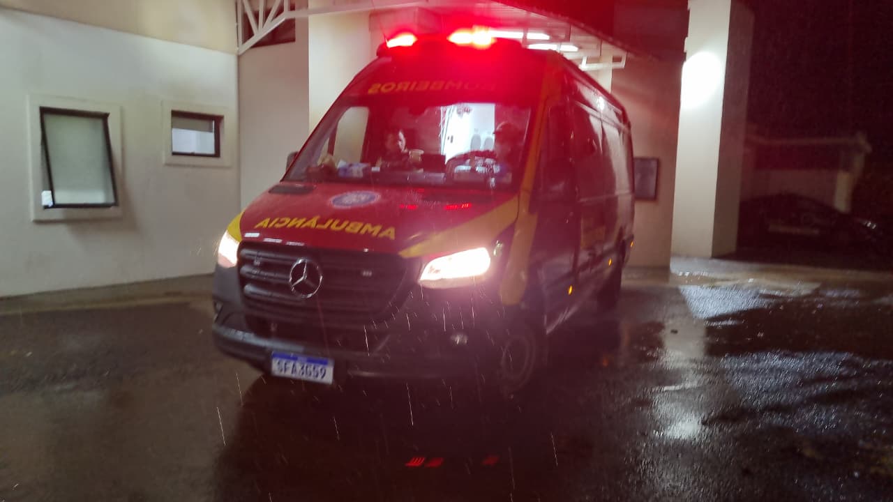 Motociclista cai na marginal da PRC-467 durante entrega e temporal em Cascavel