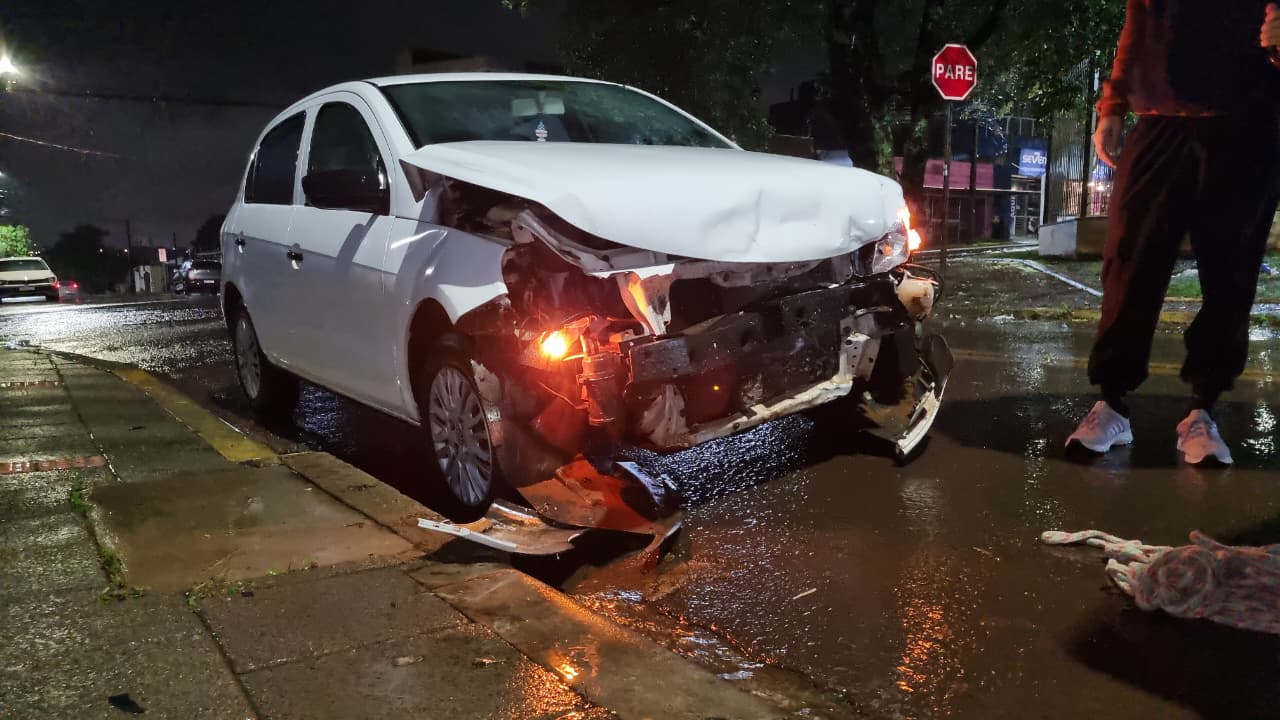 Motorista foge após batida entre carros em cruzamento do bairro Brasília em Cascavel