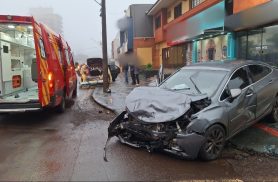 Mulher fica presa nas ferragens após colisão entre Ford Ka e Cruze no Centro de Cascavel