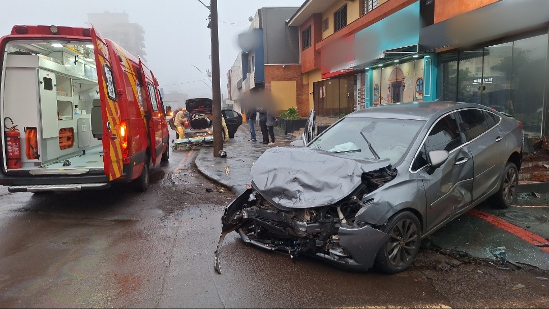 Mulher fica presa nas ferragens após colisão entre Ford Ka e Cruze no Centro de Cascavel