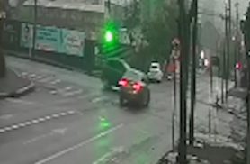 Câmera flagra Cruze passando no sinal verde antes de colisão com Ford Ka em Cascavel