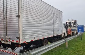 Caminhão quebra e interdita BR-277 nas proximidades da Rua Souza Naves em Cascavel